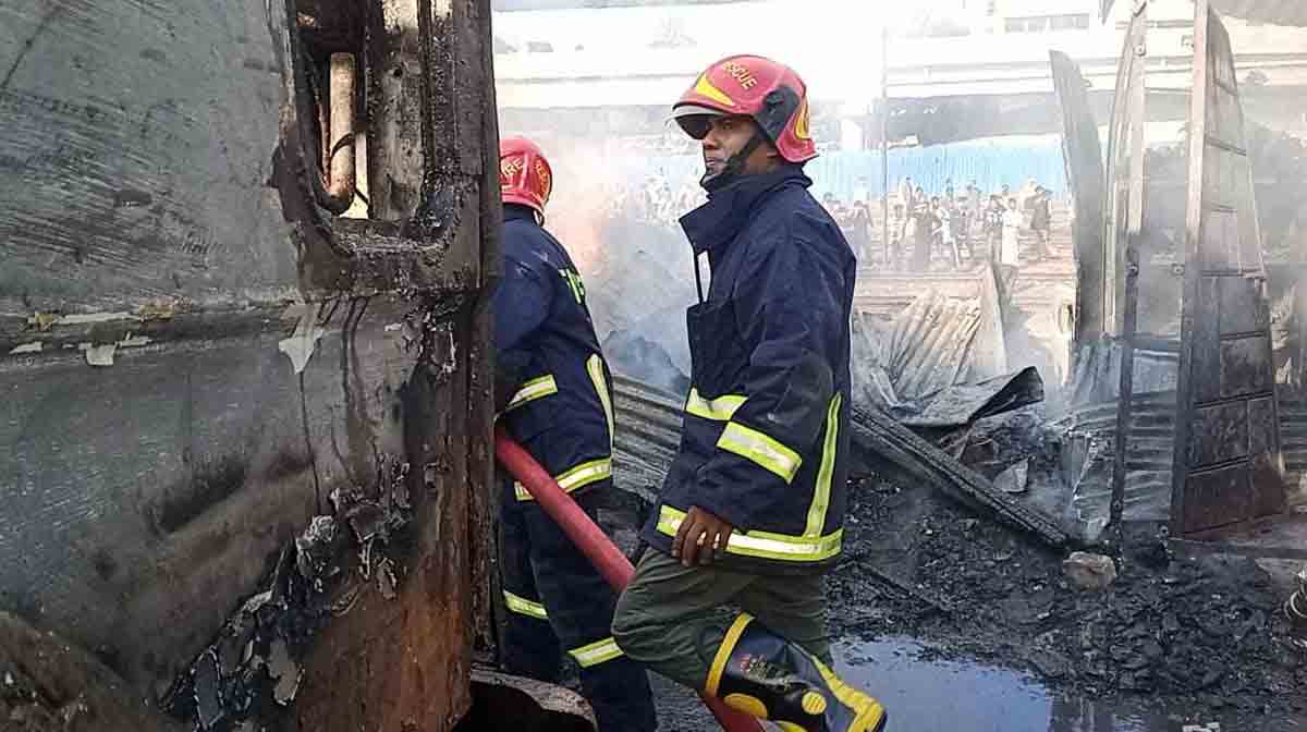 আধা ঘণ্টা পর তেজগাঁও ট্রাকস্ট্যান্ডের আগুন নিয়ন্ত্রণে